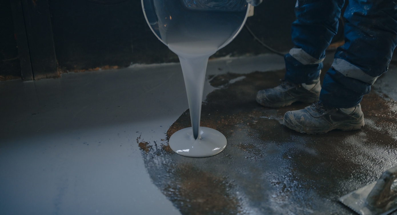 Epoxy resin floor preparation first layer inside the building